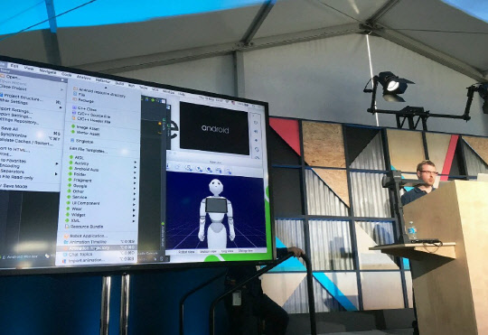 소프트뱅크 로보틱스사가 구글 개발자 콘퍼런스에서 페퍼용 안드로이드 SDK를 발표하고 있는 모습. LG CNS 제공